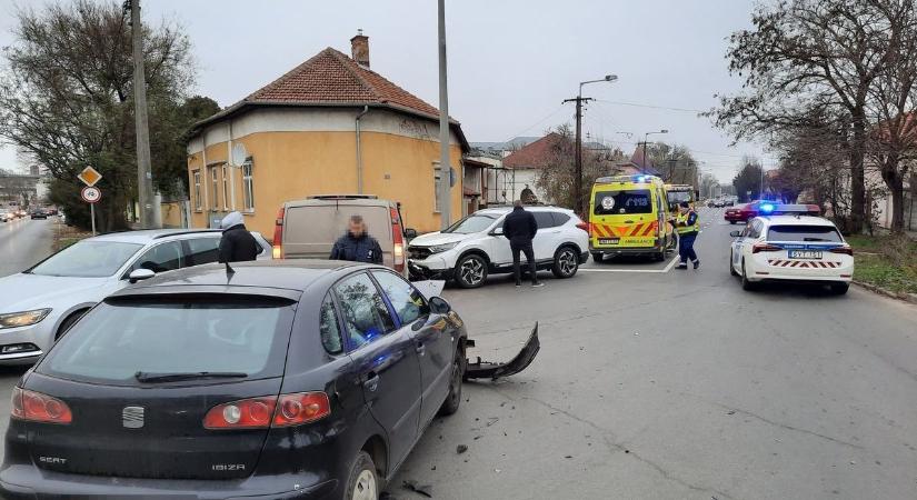 Törni járnak az autók a Kállói úti darálóba – szomorú, miért van annyi karambol ebben a kereszteződésben