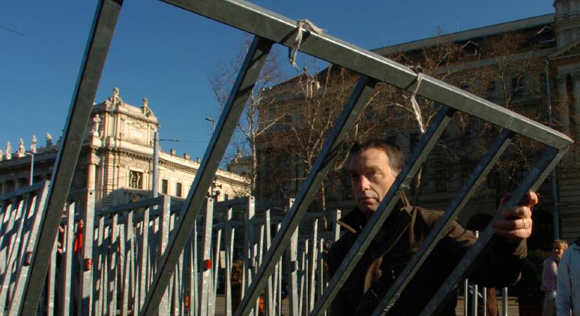 Elektronikus nyomkövetőt kaphat az Orbán-kormánytól az, aki kimenne tüntetni egy Budapesten parádézó diktátor ellen