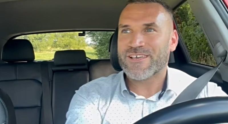 Verset írt egy taxis az autópályán nyomulókhoz