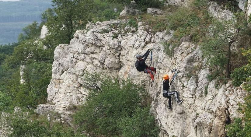 Tragédia a sziklák között Tatabányán – Végzetes véletlen vezethetett a mászó halálához