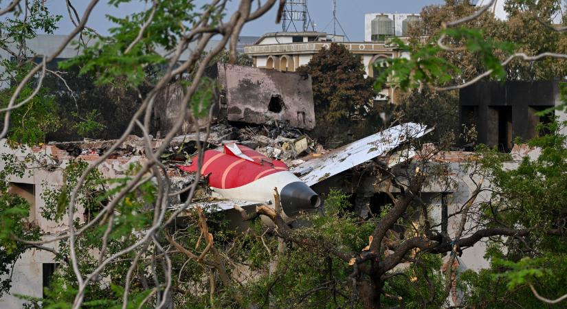 Egyre csak sűrűsödnek a kérdőjelek a lezuhant Air India repülőgép körül