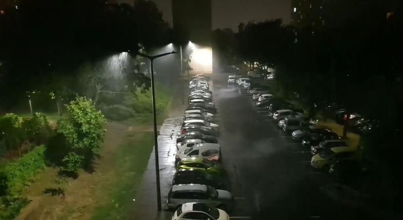 Így hullámzott a víz a debreceni utcán, videón mutatjuk a hétfői zivatart!