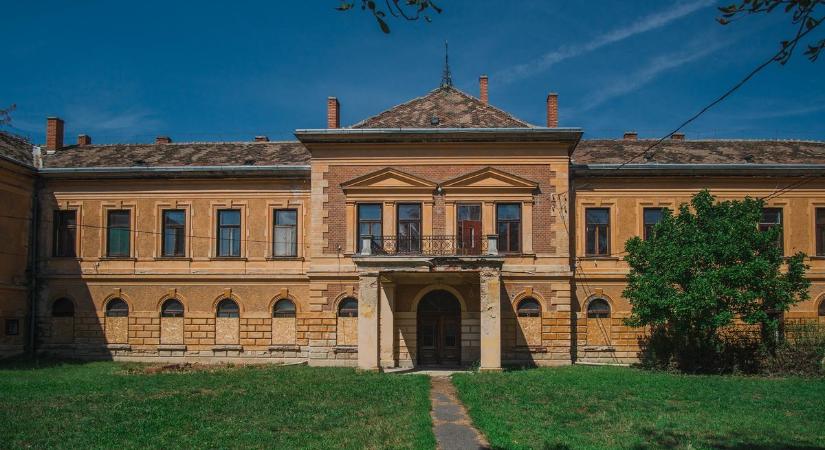 Így néz ki ma a bérlakásokká alakított mesés kastély  fotók