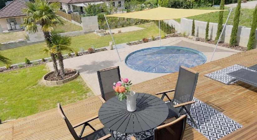 Mediterrán luxus a Gerecse tövében: olyan, mintha a pálmás Toszkánában lennél