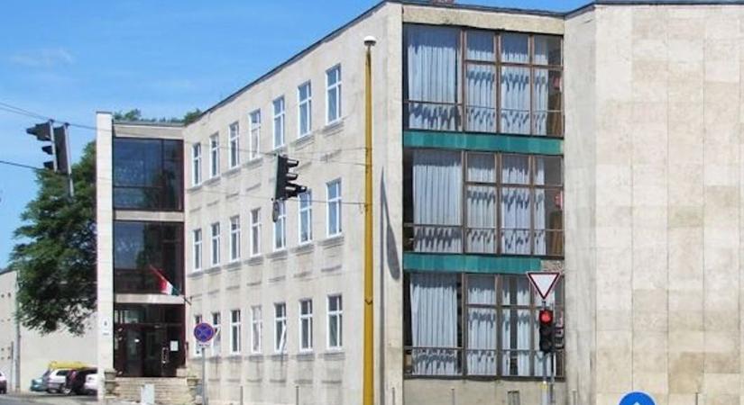 Minek kellett ebbe a csomópontba is lámpát szerelni? – így dühöngtek a győri főúton közlekedők