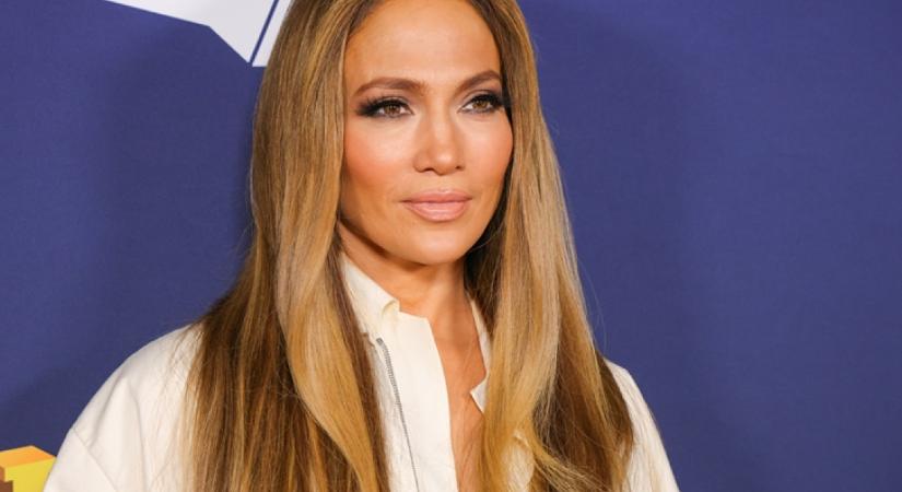 Ebbe a bókba minden nő belepirulna: Jennifer Lopez nem tudott betelni a magyar műsorvezető hosszú lábaival - Videó