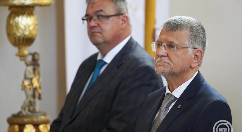 Nem hiszünk a szemünknek: Orbán megtalálta Kövér bajszát és felpróbálta