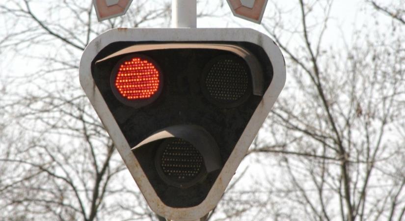 Lezúzta a sorompót a Bük-Sopron vonal egyik átjárójánál a figyelmetlen sofőr