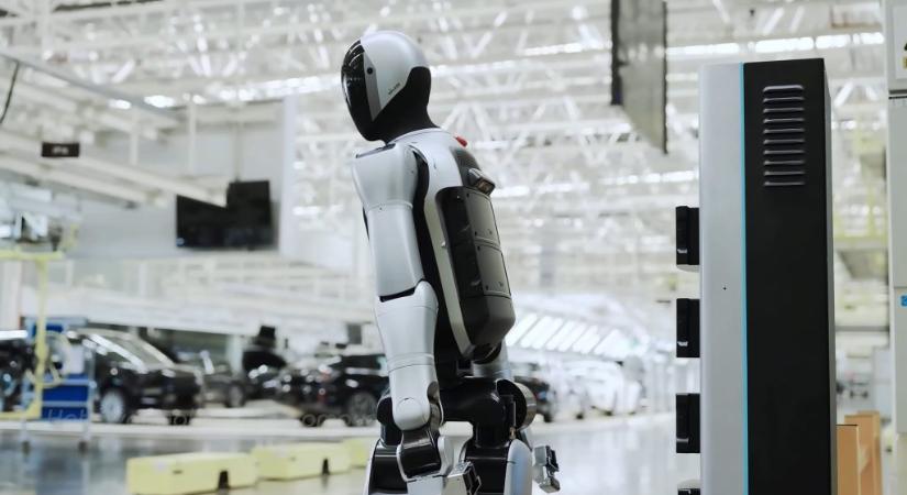 Ez a humanoid robot képes feltölteni magát