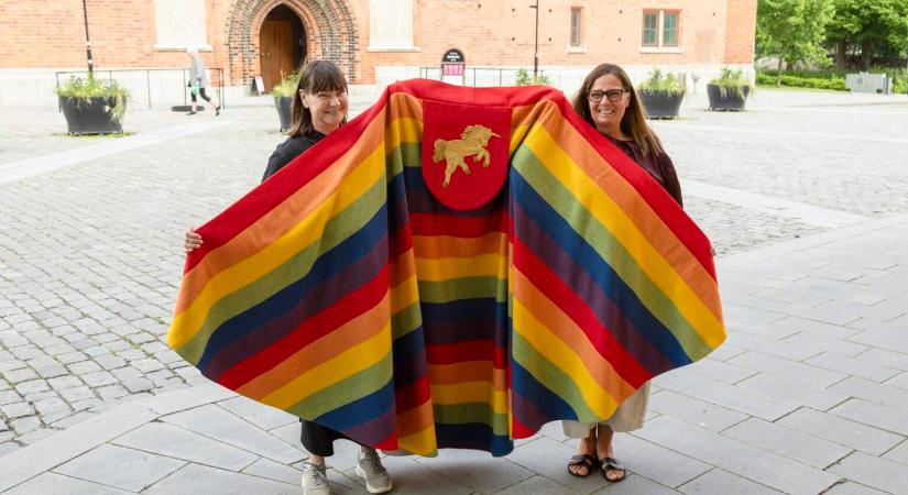 Szivárványszínű miseruhát akartak egy svéd plébános nyakába varrni