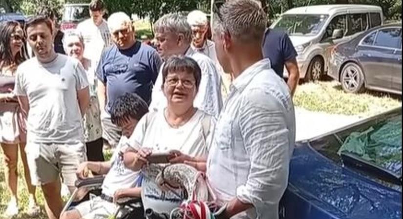 Szürreális videón, ahogy Magyar Pétert megáldja egy mellette álló néni