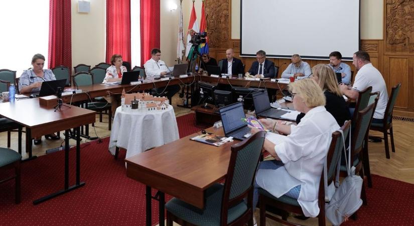Tatán nem csitulnak a kedélyek – ismét testületi ülés jön