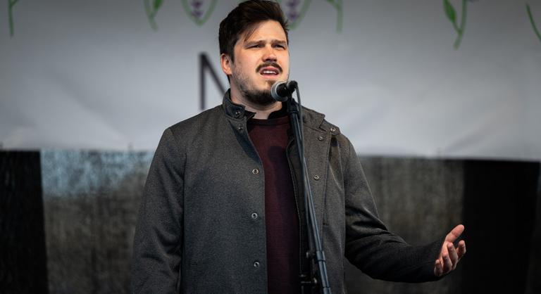 Politikai karrierbe kezd és a Kutyapártba igazol a Jólvanezígy műsorvezetője
