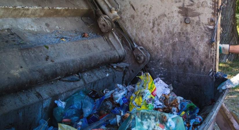 Kukásautó szívóberendezésébe szorult be egy fiatal munkás
