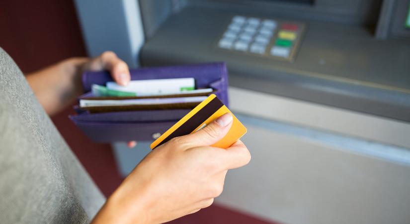 Készpénzfelvételi díjak és trükkök: Így spórolj a bankautomatánál