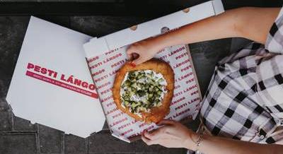 A Pesti Lángos sajtos-tejfölöse öregbíti a magyar street food kultúra hírnevét