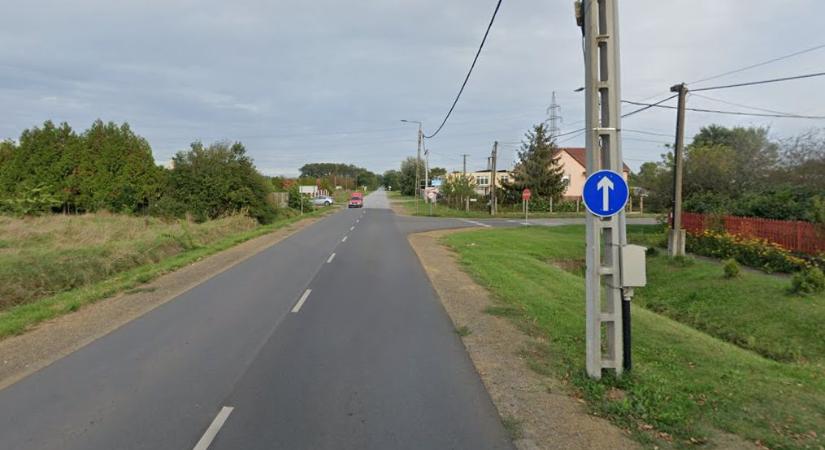 Villanyoszlopnak csapódott egy kocsi az Acsádi úton