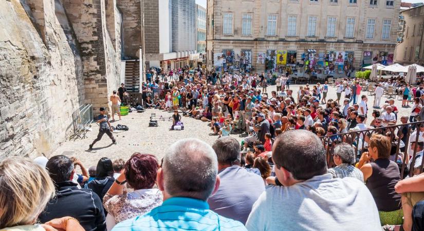 Váratlan, de nyitottságot jelentő húzást jelentett be az Avignoni Fesztivál igazgatója