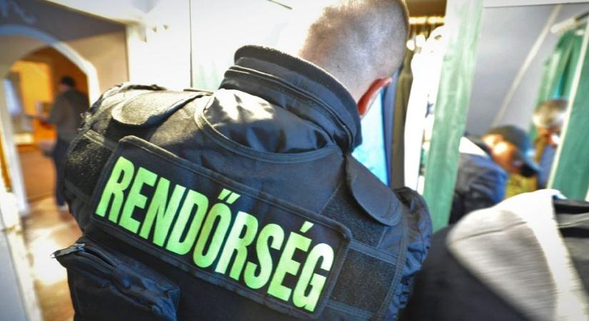 Testvérével, egy ceglédi panellakásban élt a pedofil férfi, lecsaptak rá a készenlitisek