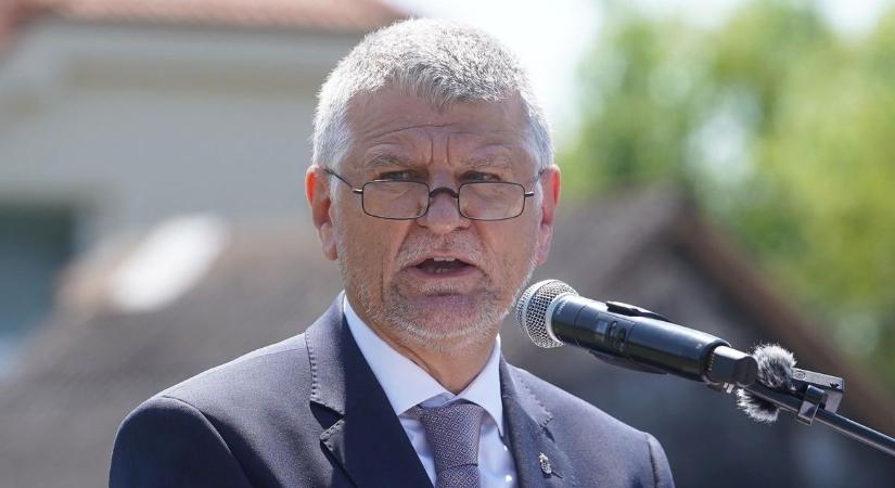 Döbbenet, ki találta meg Kövér László bajszát