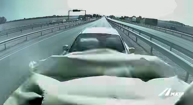 Sokkoló találós kérdés: Mi az? Nagy, sárga, villog és néhány autós nem látja (videó)