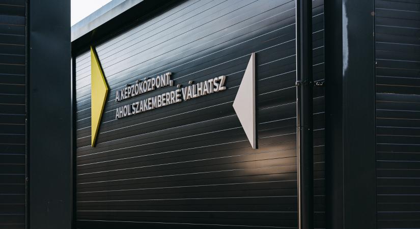 Új tanműhelyt adott át és új életpályamodellt kínál a KÉSZ Csoport