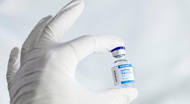 Súlyos mellékhatása lehet a Pfizer Covid–19-vakcinájának
