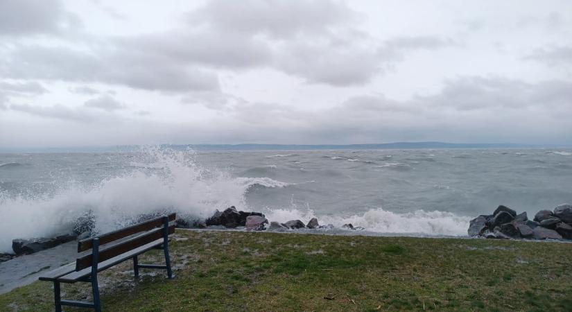 Felfordulás a Balatonnál: brutális vihar csapott le az éjjel, de jön a 38 fokos forróság
