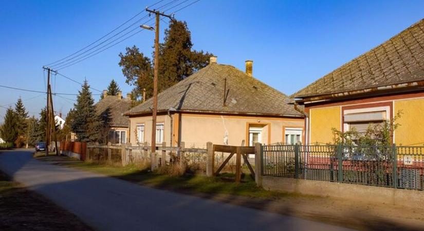 Sok ezer kilométerről jött a jelzés, a hívó elmondta, hogy rettenetes dolog történik egy ceglédi lakásban
