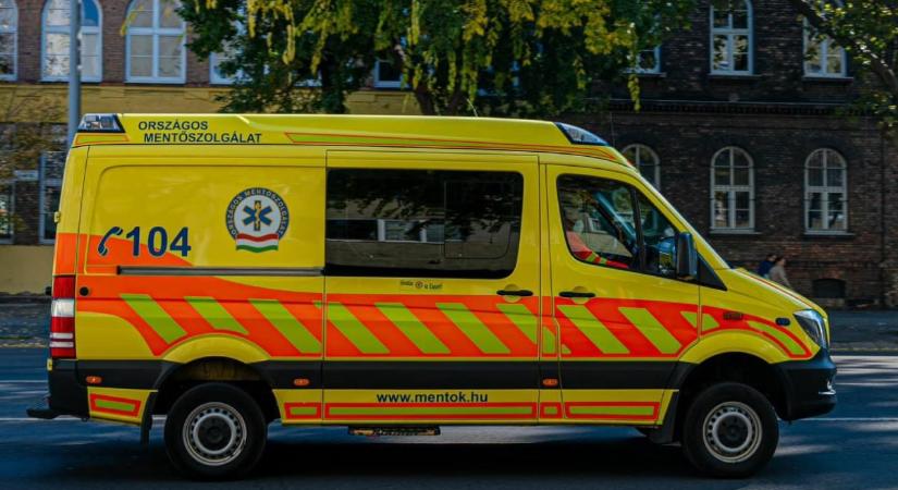 Villamosnak ütközött egy személyautó Újpalotán