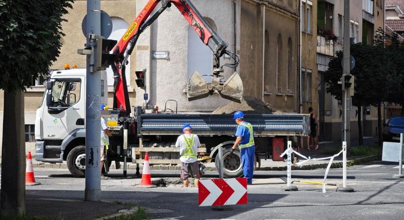 Beszakadt az út Szombathely forgalmas útján, jó nagy torlódás várható