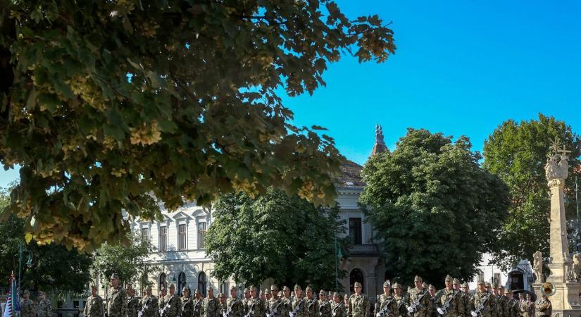 Katonai eskütételtől zengett a Béla király tér (videó)