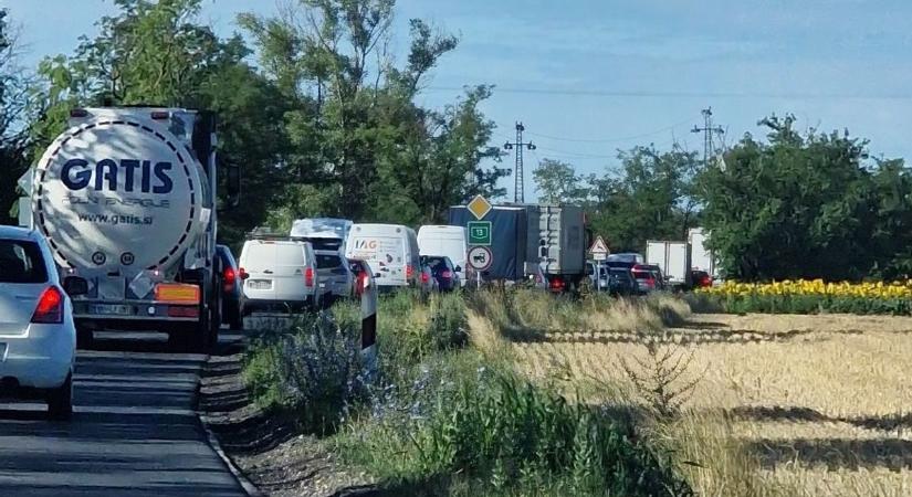Helyszíni fotók: forgalmas úton történt szörnyű baleset