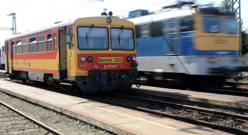 Káosz a síneken, megbénult a vonatközlekedés Győr környékén
