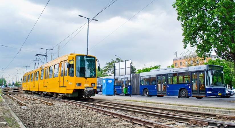 Villamosnak ütközött egy autó Újpalotán
