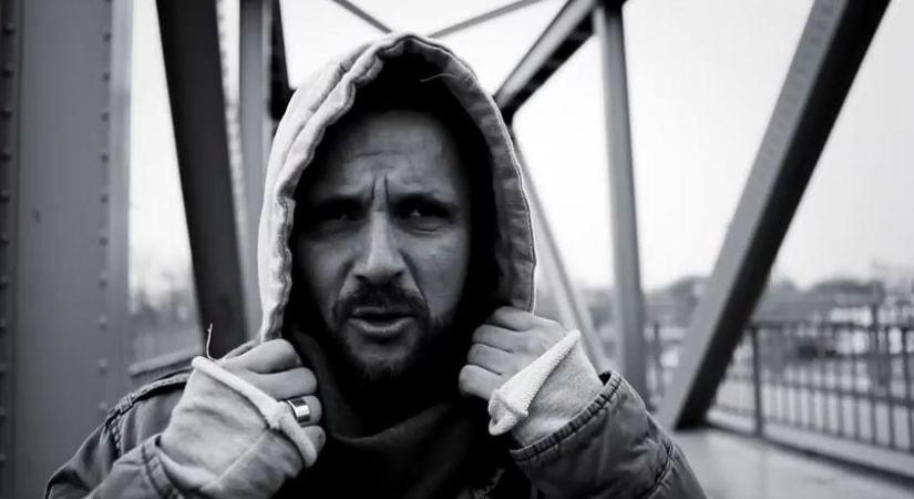 Majka üzent a támadóinak: „Ide lőjetek!”
