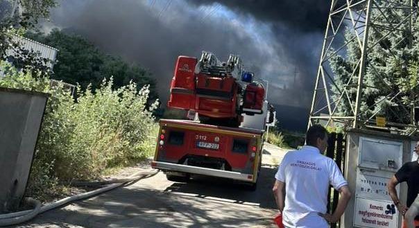 Lángol egy raktár Pomázon, a tűz egy másik épületre is átterjedt