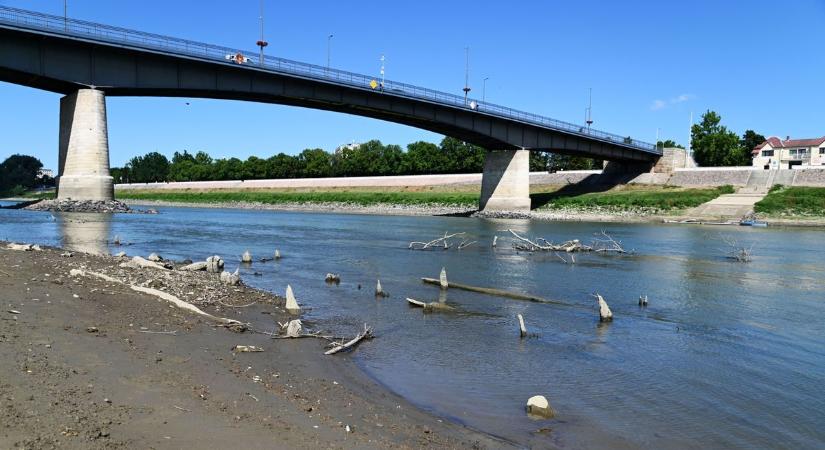 Rendkívüli hír terjed az interneten, Szolnoknál kincsvadászok lepték el a Tisza partját
