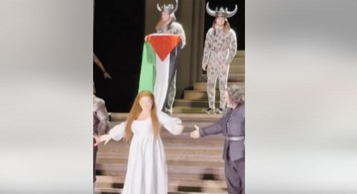 A londoni opera egyik színésze palesztin zászlóval fogadta a tapsot (videó)
