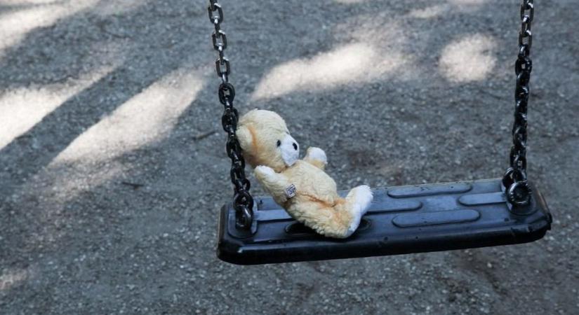 Gyomorforgató, amit a pedofil apa tett a pici fiával, és más férfiaknak is hagyta