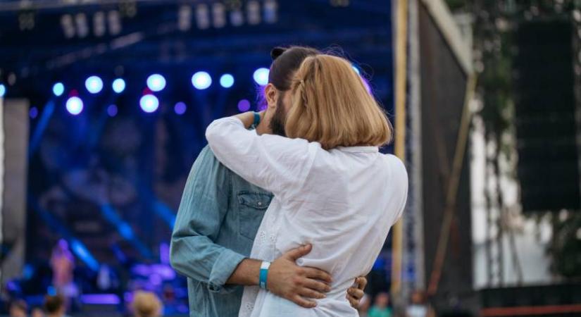 Reagált a Coldplay-koncerten lebukott vezérigazgató felesége? Az internet ezen pörög most, de az igazság nem egyértelmű