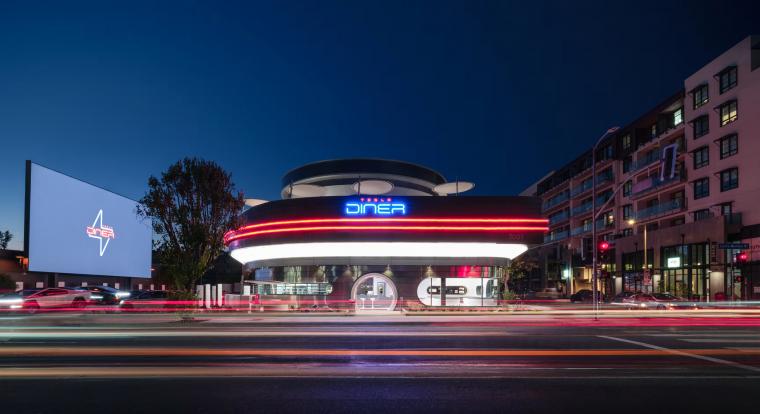 Megnyílt a Tesla Diner: retrófuturisztikus élmény Cybertruck-dobozos burgerekkel és Optimus robottal