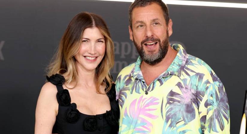 Adam Sandler és felesége így turbékoltak a vörös szőnyegen: szép tinilányaik is velük voltak