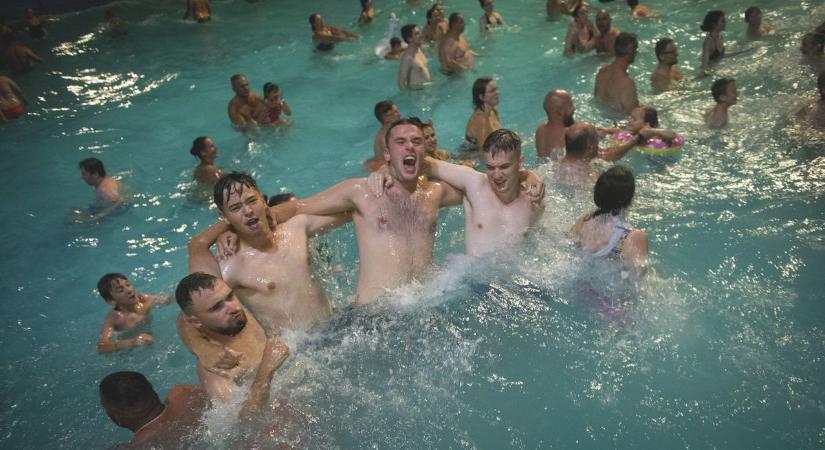 Strandok éjszakája: éjszakai fürdőzés, buli, fények és habparti – így tombolhatod ki magad Hajdú-Bihar strandjain