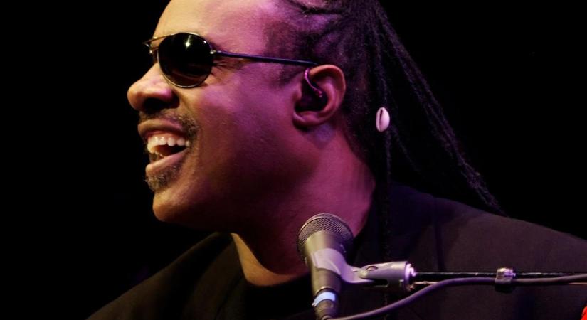 Valóban lát Stevie Wonder? A híres zenész most reagált a pletykákra