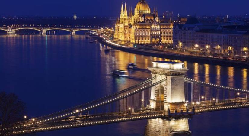 Ekkor kezdődik idén a dunavirágzás Budapesten: már világítanak a speciális kék fények