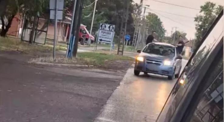 Ablakban ülve autózott két fiatal, rendőrségi ügy lett belőle (videóval)