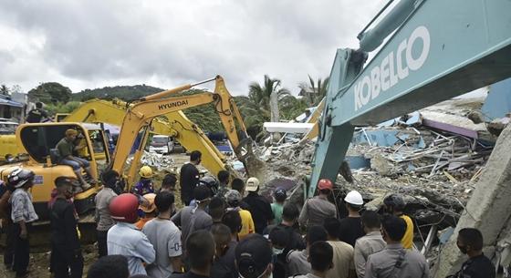 Földrengés pusztított Indonéziában, több mint 600 ember megsérült