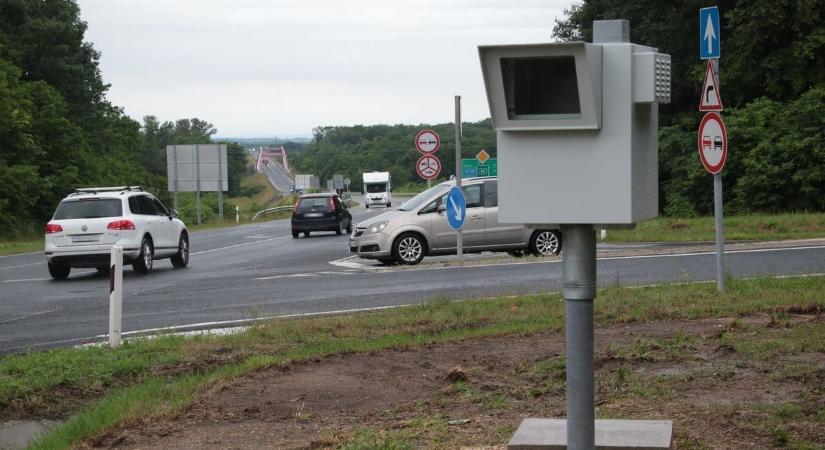 Jó heccnek gondolták, szétvertek egy traffipaxot