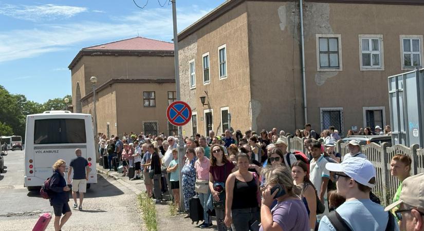 „Több száz utas várakozik az állomáson” – lehalt a MÁV a nyugati és a keleti front egy-egy fontos vonalán is